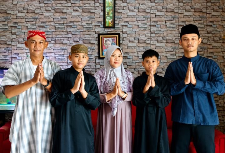 Foto: Ustadz Muhammad Nabawi bersama keluarga. (Dok: Istimewa)