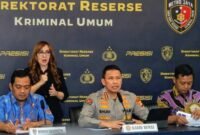 Foto: Direktorat Reserse Siber dan Direktorat Reserse Kriminal Umum gelar konferensi pers terkait akun media sosial yang terindikasi memuat konten provokatif, destruktif dan hoaks selama periode Juni hingga Agustus 2026, Jumat (7/8/2026). (Dok: Istimewa)