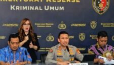 Foto: Direktorat Reserse Siber dan Direktorat Reserse Kriminal Umum gelar konferensi pers terkait akun media sosial yang terindikasi memuat konten provokatif, destruktif dan hoaks selama periode Juni hingga Agustus 2026, Jumat (7/8/2026). (Dok: Istimewa)