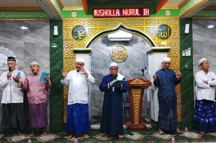 Foto: Jama'ah Musholla Nurul Ihsan saat melantunkan Shalawat Nabi Muhammad SAW di Jalan Kebon Sayur 1, RT 011/RW 003, Kelurahan Bidara Cina, Kecamatan Jatinegara, Jakarta Timur, Sabtu (8/8/2026. (Dok: Istimewa)