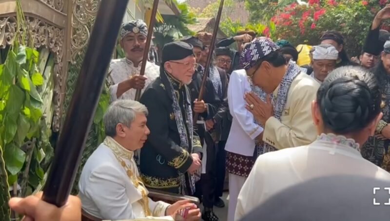 Rafiq Radinal Mochtar (dudu) saat dilantik sebagai Wawali (Perwakilan / Penanggungjawab Kerajaan Galuh, Ciamis, Jawa Barat, Sabtu (8/8/2026) - Foto: hw