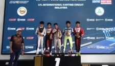 Muhammad FA Wibowo (tengah) memegang trofi usai menduduki posisi P1 Kejuaraan Gokart di Kualalumpur, Malaysia (Foto: ist.)