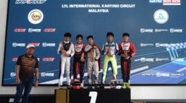 Muhammad FA Wibowo (tengah) memegang trofi usai menduduki posisi P1 Kejuaraan Gokart di Kualalumpur, Malaysia (Foto: ist.)