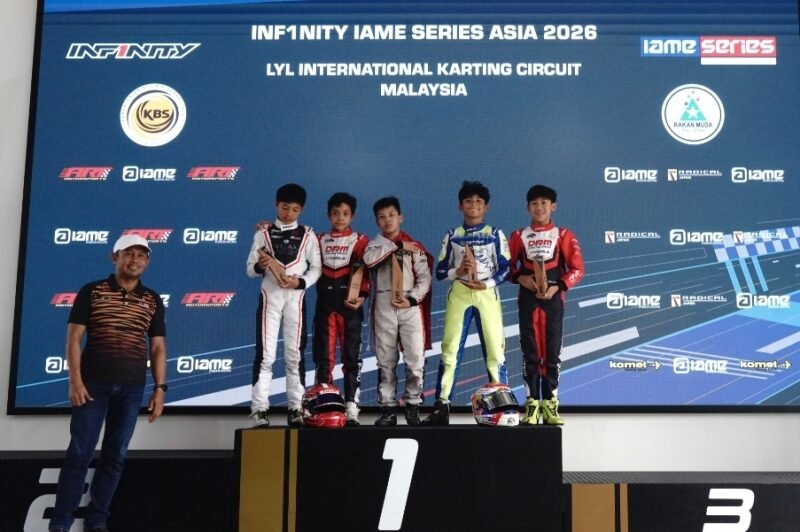 Muhammad FA Wibowo (tengah) memegang trofi usai menduduki posisi P1 Kejuaraan Gokart di Kualalumpur, Malaysia (Foto: ist.)