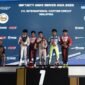 Muhammad FA Wibowo (tengah) memegang trofi usai menduduki posisi P1 Kejuaraan Gokart di Kualalumpur, Malaysia (Foto: ist.)