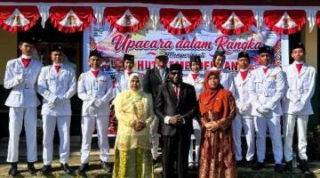 Foto: Pelaksanaan upacara peringatan HUT ke-81 Kemerdekaan RI oleh keluarga besar MIN, MTs Negeri, serta MA di Kota Jayapura, Papua. (Dok: Istimewa)