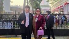 Foto: Ibu Lusiana Ng, Wakil Bendahara Umum PSMTI sekaligus Bendahara Umum Perwanti Pusat bersama Bapak Ricky Suharlim, Dewan Penasehat PSMTI di Istana Merdeka, Senin (17/8/2026). (Dok: Istimewa)