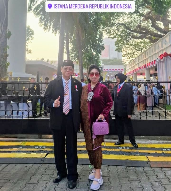 Foto: Ibu Lusiana Ng, Wakil Bendahara Umum PSMTI sekaligus Bendahara Umum Perwanti Pusat bersama Bapak Ricky Suharlim, Dewan Penasehat PSMTI di Istana Merdeka, Senin (17/8/2026). (Dok: Istimewa)