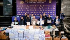 Foto: Polda Metro Jaya bekerja sama dengan Direktorat Jenderal Pajak Kementerian Keuangan telah berhasil mengungkap sindikat produksi dan penjualan meterai palsu. Dari pengungkapan ini, telah menetapkan 16 tersangka dalam konferensi pers di Polda Metro Jaya, Rabu (19/8/2026). (Dok: Istimewa)