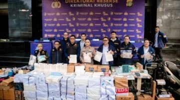 Foto: Polda Metro Jaya bekerja sama dengan Direktorat Jenderal Pajak Kementerian Keuangan telah berhasil mengungkap sindikat produksi dan penjualan meterai palsu. Dari pengungkapan ini, telah menetapkan 16 tersangka dalam konferensi pers di Polda Metro Jaya, Rabu (19/8/2026). (Dok: Istimewa)