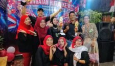 Foto: Para Pemenang dan Panitia acara lomba karaoke RW. 015, Kelurahan Bidara Cina, Kecamatan Jatinegara, Jakarta Timur, Jumat malam, (21/8/2026). (Dok: okj/fn)