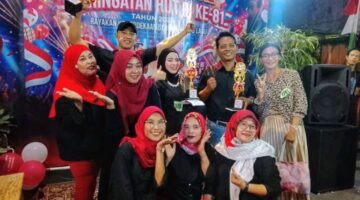 Foto: Para Pemenang dan Panitia acara lomba karaoke RW. 015, Kelurahan Bidara Cina, Kecamatan Jatinegara, Jakarta Timur, Jumat malam, (21/8/2026). (Dok: okj/fn)