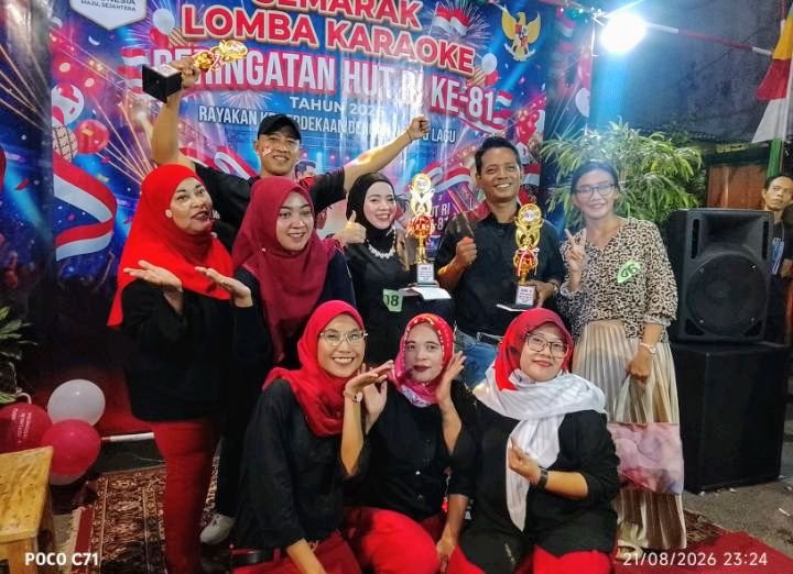 Foto: Para Pemenang dan Panitia acara lomba karaoke RW. 015, Kelurahan Bidara Cina, Kecamatan Jatinegara, Jakarta Timur, Jumat malam, (21/8/2026). (Dok: okj/fn)