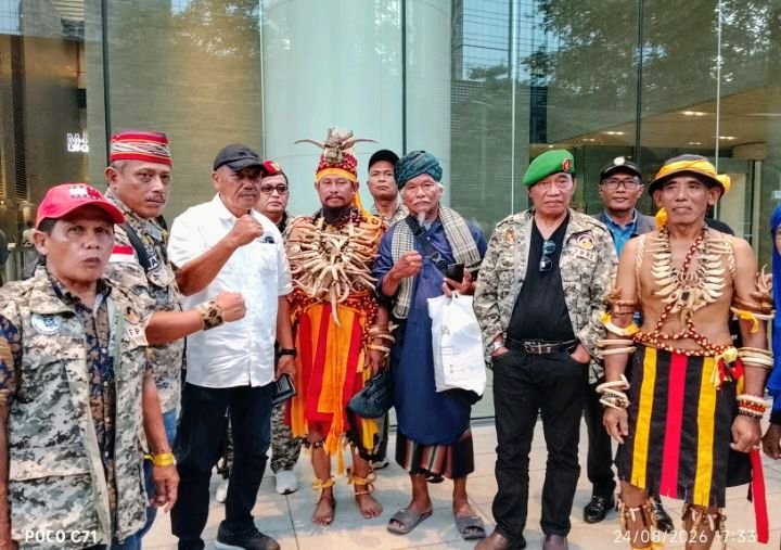 Foto: Ketua Umum FPPI, Kolonel (Purn) Sugeng Waras, bersama jajaran pengurus FPPI dan perwakilan masyarakat Kelompok Tani CAL usai menyampaikan aspirasi di kawasan SCBD, Jakarta Selatan, Senin (24/8/2026). (Dok: okj/fn)