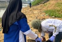 Foto: Relawan Bersihkan Sampah Pasca Lomba Dayung di Bawah Jembatan Paliwara. (Dok: Istimewa)