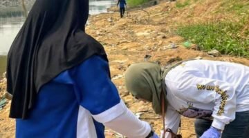 Relawan Bersihkan Sampah Pasca Lomba Dayung di Bawah Jembatan Paliwara, Soroti Sistem Pengelolaan Lingkungan