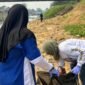 Foto: Relawan Bersihkan Sampah Pasca Lomba Dayung di Bawah Jembatan Paliwara. (Dok: Istimewa)