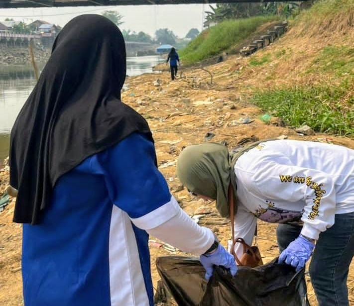 Foto: Relawan Bersihkan Sampah Pasca Lomba Dayung di Bawah Jembatan Paliwara. (Dok: Istimewa)