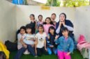 Foto: Yanni Triana bersama anak-anak warga RT 006 RW 04, Kelurahan Cipinang Cempedak, Kecamatan Jatinegara, Jakarta Timur saat wisata liburan ke Atlantis Ancol, Jakarta, pada Sabtu (29/8/2026). (Dok: Istimewa)