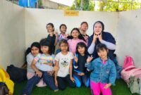 Foto: Yanni Triana bersama anak-anak warga RT 006 RW 04, Kelurahan Cipinang Cempedak, Kecamatan Jatinegara, Jakarta Timur saat wisata liburan ke Atlantis Ancol, Jakarta, pada Sabtu (29/8/2026). (Dok: Istimewa)