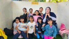 Foto: Yanni Triana bersama anak-anak warga RT 006 RW 04, Kelurahan Cipinang Cempedak, Kecamatan Jatinegara, Jakarta Timur saat wisata liburan ke Atlantis Ancol, Jakarta, pada Sabtu (29/8/2026). (Dok: Istimewa)