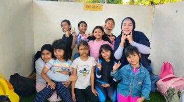 Foto: Yanni Triana bersama anak-anak warga RT 006 RW 04, Kelurahan Cipinang Cempedak, Kecamatan Jatinegara, Jakarta Timur saat wisata liburan ke Atlantis Ancol, Jakarta, pada Sabtu (29/8/2026). (Dok: Istimewa)