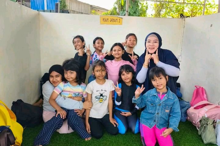 Foto: Yanni Triana bersama anak-anak warga RT 006 RW 04, Kelurahan Cipinang Cempedak, Kecamatan Jatinegara, Jakarta Timur saat wisata liburan ke Atlantis Ancol, Jakarta, pada Sabtu (29/8/2026). (Dok: Istimewa)