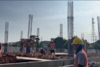 Proses pembangunan fisik gedung Puskesmas Pancoran Mas Baru di Lapangan KONI Depok, sudah memasuki tahap pembuatan bekisting (Foto: hw)