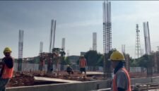 Proses pembangunan fisik gedung Puskesmas Pancoran Mas Baru di Lapangan KONI Depok, sudah memasuki tahap pembuatan bekisting (Foto: hw)