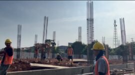 Proses pembangunan fisik gedung Puskesmas Pancoran Mas Baru di Lapangan KONI Depok, sudah memasuki tahap pembuatan bekisting (Foto: hw)
