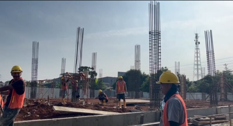 Proses pembangunan fisik gedung Puskesmas Pancoran Mas Baru di Lapangan KONI Depok, sudah memasuki tahap pembuatan bekisting (Foto: hw)