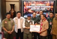 BNPB dan Menhut Perkuat Penanganan Karhutla Sumsel, Fokus Tekan Titik Api
Palembang - Kepala Badan Nasional Penanggulangan Bencana (BNPB) Letjen TNI Dr. Suharyanto bersama Menteri Kehutanan Raja Juli Antoni dan Gubernur Sumatera Selatan Herman Deru memperkuat koordinasi penanggulangan kebakaran hutan dan lahan (karhutla) di Provinsi Sumatera Selatan.