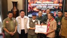 BNPB dan Menhut Perkuat Penanganan Karhutla Sumsel, Fokus Tekan Titik Api
Palembang - Kepala Badan Nasional Penanggulangan Bencana (BNPB) Letjen TNI Dr. Suharyanto bersama Menteri Kehutanan Raja Juli Antoni dan Gubernur Sumatera Selatan Herman Deru memperkuat koordinasi penanggulangan kebakaran hutan dan lahan (karhutla) di Provinsi Sumatera Selatan.