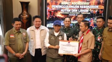 BNPB dan Menhut Perkuat Penanganan Karhutla Sumsel, Fokus Tekan Titik Api
Palembang - Kepala Badan Nasional Penanggulangan Bencana (BNPB) Letjen TNI Dr. Suharyanto bersama Menteri Kehutanan Raja Juli Antoni dan Gubernur Sumatera Selatan Herman Deru memperkuat koordinasi penanggulangan kebakaran hutan dan lahan (karhutla) di Provinsi Sumatera Selatan.