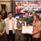 BNPB dan Menhut Perkuat Penanganan Karhutla Sumsel, Fokus Tekan Titik Api
Palembang - Kepala Badan Nasional Penanggulangan Bencana (BNPB) Letjen TNI Dr. Suharyanto bersama Menteri Kehutanan Raja Juli Antoni dan Gubernur Sumatera Selatan Herman Deru memperkuat koordinasi penanggulangan kebakaran hutan dan lahan (karhutla) di Provinsi Sumatera Selatan.
