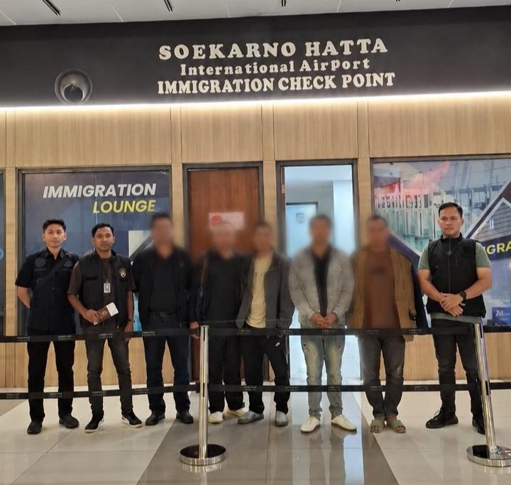 Kantor Imigrasi Kelas II TPI Atambua mendeportasi lima warga negara (WN) Republik Rakyat Tiongkok (RRT) melalui Bandara Internasional Soekarno-Hatta, Selasa (2/9).