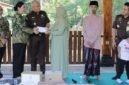 Foto: Kepala Kejaksaan Negeri (Kajari) Purbalingga Taruli Phalti Patuan menyerahkan tali asih kepada pengelola lembaga sosial dalam kegiatan bakti sosial menyambut Hari Lahir Kejaksaan Republik Indonesia ke-81 di Kabupaten Purbalingga.