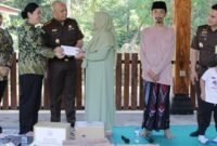 Foto: Kepala Kejaksaan Negeri (Kajari) Purbalingga Taruli Phalti Patuan menyerahkan tali asih kepada pengelola lembaga sosial dalam kegiatan bakti sosial menyambut Hari Lahir Kejaksaan Republik Indonesia ke-81 di Kabupaten Purbalingga.