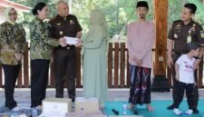 Foto: Kepala Kejaksaan Negeri (Kajari) Purbalingga Taruli Phalti Patuan menyerahkan tali asih kepada pengelola lembaga sosial dalam kegiatan bakti sosial menyambut Hari Lahir Kejaksaan Republik Indonesia ke-81 di Kabupaten Purbalingga.