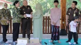 Foto: Kepala Kejaksaan Negeri (Kajari) Purbalingga Taruli Phalti Patuan menyerahkan tali asih kepada pengelola lembaga sosial dalam kegiatan bakti sosial menyambut Hari Lahir Kejaksaan Republik Indonesia ke-81 di Kabupaten Purbalingga.