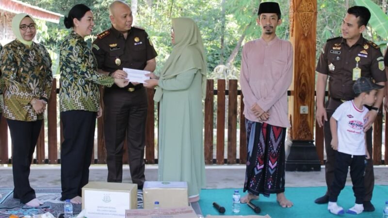 Foto: Kepala Kejaksaan Negeri (Kajari) Purbalingga Taruli Phalti Patuan menyerahkan tali asih kepada pengelola lembaga sosial dalam kegiatan bakti sosial menyambut Hari Lahir Kejaksaan Republik Indonesia ke-81 di Kabupaten Purbalingga.