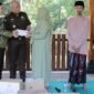 Foto: Kepala Kejaksaan Negeri (Kajari) Purbalingga Taruli Phalti Patuan menyerahkan tali asih kepada pengelola lembaga sosial dalam kegiatan bakti sosial menyambut Hari Lahir Kejaksaan Republik Indonesia ke-81 di Kabupaten Purbalingga.