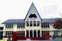 Foto: Tampak depan gedung HKBP Balaraja, Resort Citra Raya, Tangerang, Banten. Gereja yang memiliki sekitar 220 kepala keluarga tersebut kini menjadi sorotan di tengah polemik mutasi Pdt Marganda Tampubolon serta tuntutan jemaat agar pimpinan HKBP membuka secara transparan alasan pemindahan dan persoalan pengelolaan aset gereja.