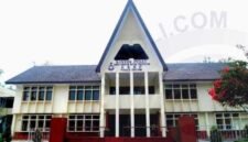 Foto: Tampak depan gedung HKBP Balaraja, Resort Citra Raya, Tangerang, Banten. Gereja yang memiliki sekitar 220 kepala keluarga tersebut kini menjadi sorotan di tengah polemik mutasi Pdt Marganda Tampubolon serta tuntutan jemaat agar pimpinan HKBP membuka secara transparan alasan pemindahan dan persoalan pengelolaan aset gereja.