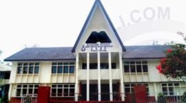 Foto: Tampak depan gedung HKBP Balaraja, Resort Citra Raya, Tangerang, Banten. Gereja yang memiliki sekitar 220 kepala keluarga tersebut kini menjadi sorotan di tengah polemik mutasi Pdt Marganda Tampubolon serta tuntutan jemaat agar pimpinan HKBP membuka secara transparan alasan pemindahan dan persoalan pengelolaan aset gereja.