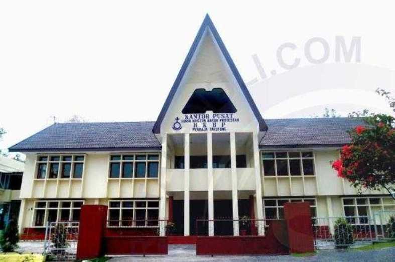 Foto: Tampak depan gedung HKBP Balaraja, Resort Citra Raya, Tangerang, Banten. Gereja yang memiliki sekitar 220 kepala keluarga tersebut kini menjadi sorotan di tengah polemik mutasi Pdt Marganda Tampubolon serta tuntutan jemaat agar pimpinan HKBP membuka secara transparan alasan pemindahan dan persoalan pengelolaan aset gereja.