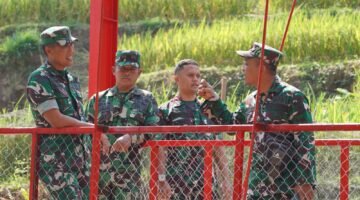 Foto: Pjs. Kasiter Korem 081/DSJ Mayor Arm Timbul Moedjihartoyo bersama jajaran meninjau langsung kondisi Jembatan Garuda di Kabupaten Madiun, Rabu (2/9/2026). 