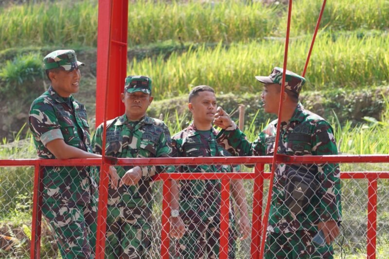 Foto: Pjs. Kasiter Korem 081/DSJ Mayor Arm Timbul Moedjihartoyo bersama jajaran meninjau langsung kondisi Jembatan Garuda di Kabupaten Madiun, Rabu (2/9/2026). 