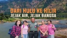 Foto: Sejumlah peserta Ekspedisi Cicatih Elpala SMA Negeri 68 Jakarta berfoto bersama di kawasan hulu sungai dengan latar perbukitan. Ekspedisi yang melibatkan alumni dan anggota aktif Elpala tersebut menjadi bagian dari perjalanan mengenal alam sekaligus menanamkan nilai cinta tanah air, kepedulian lingkungan, dan semangat bela negara kepada generasi muda. Pemutaran perdana film dokumenter perjalanan tersebut digelar di SMA Negeri 68 Jakarta.