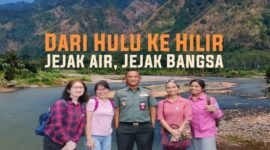 Foto: Sejumlah peserta Ekspedisi Cicatih Elpala SMA Negeri 68 Jakarta berfoto bersama di kawasan hulu sungai dengan latar perbukitan. Ekspedisi yang melibatkan alumni dan anggota aktif Elpala tersebut menjadi bagian dari perjalanan mengenal alam sekaligus menanamkan nilai cinta tanah air, kepedulian lingkungan, dan semangat bela negara kepada generasi muda. Pemutaran perdana film dokumenter perjalanan tersebut digelar di SMA Negeri 68 Jakarta.